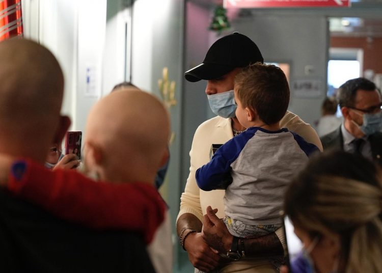 Marcell Jacobs insieme a Regione negli ospedali di Bergamo e Brescia