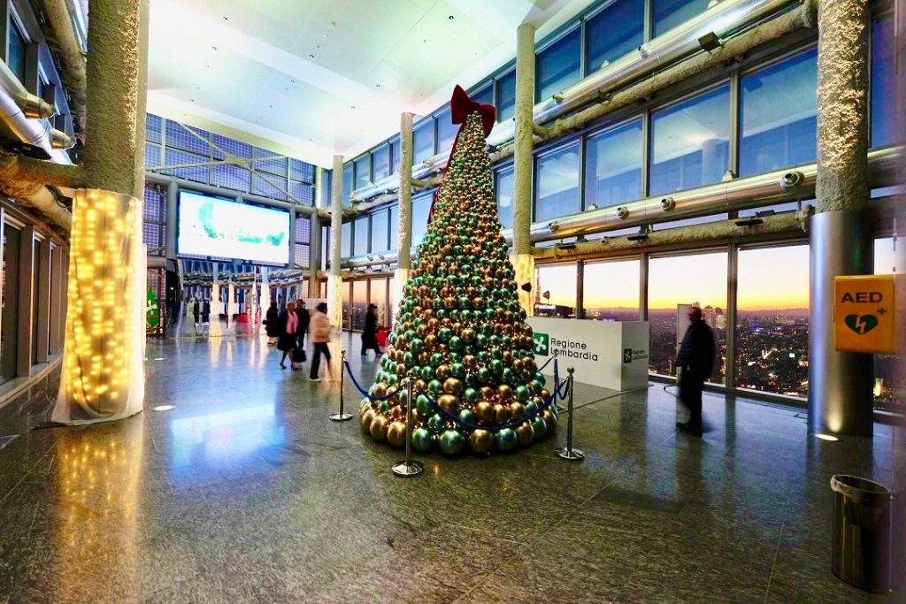 da sabato si potrà salire al belevedere di palazzo lombardia , nella foto l'allestimento al 39° esimo piano con l'albero di Natale