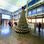 da sabato si potrà salire al belevedere di palazzo lombardia , nella foto l'allestimento al 39° esimo piano con l'albero di Natale
