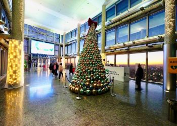 da sabato si potrà salire al belevedere di palazzo lombardia , nella foto l'allestimento al 39° esimo piano con l'albero di Natale
