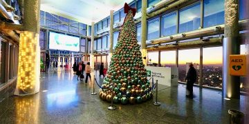 da sabato si potrà salire al belevedere di palazzo lombardia , nella foto l'allestimento al 39° esimo piano con l'albero di Natale