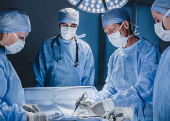 immagine generica di chirurghi per dare idea della classifica con 5 ospedali lombardi tra i migliori a livello nazionale