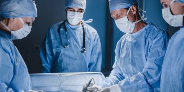 immagine generica di chirurghi per dare idea della classifica con 5 ospedali lombardi tra i migliori a livello nazionale