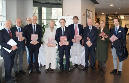 Foto di gruppo con al centro il presidente della Regione Lombardia Attilio Fontana in occasione della presentazione della 'Strenna' dell'ospedale Pini CTO