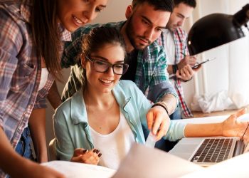 immagine di giovani a lavoro per dare idea di net forum a palazzo lombardia su politiche sul lavoro