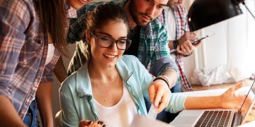 immagine di giovani a lavoro per dare idea di net forum a palazzo lombardia su politiche sul lavoro