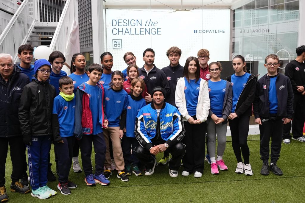 In foto il campione olimpico Marcell Jacobs con dei ragazzi durante l’evento 'Sprint finale verso Milano Cortina 2026' in piazza Città di Lombardia