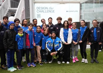 In foto il campione olimpico Marcell Jacobs con dei ragazzi durante l’evento 'Sprint finale verso Milano Cortina 2026' in piazza Città di Lombardia
