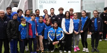 In foto il campione olimpico Marcell Jacobs con dei ragazzi durante l’evento 'Sprint finale verso Milano Cortina 2026' in piazza Città di Lombardia