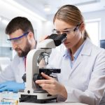 immagine generica di scienziati con microscopio per dare idea della delibera su finanziamento della ricerca degli ircss in Lombardia