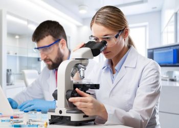 immagine generica di scienziati con microscopio per dare idea della delibera su finanziamento della ricerca degli ircss in Lombardia