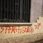 La scritta a Busto Arsizio contro al premier Giorgia Meloni (foto Ansa)