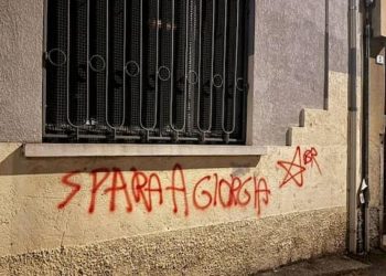 La scritta a Busto Arsizio contro al premier Giorgia Meloni (foto Ansa)