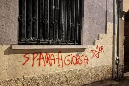 La scritta a Busto Arsizio contro al premier Giorgia Meloni (foto Ansa)