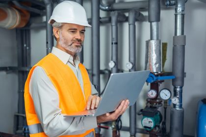 Tecnico in impianto di teleriscaldamento. In Lombardia al via il bando 'Green Heat 100%'