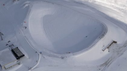 Il bacino di innevamento a Livigno visto dall’alto, oggetto di un sopralluogo in vista di Milano Cortina 2026