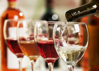 Un invito a brindare alle imminenti feste con il vino lombardo e un brindisi a un 2026 che si preannuncia impegnativo ma anche ricco di sfide per le oltre 3.000 cantine regionali. Questi i punti salienti della conferenza stampa tenuta dagli assessori Alessandro Beduschi (Agricoltura, Sovranità alimentare e Foreste) e Debora Massari (Turismo, Moda e Marketing territoriale), assieme a Giovanna Prandini, presidente di AsCoViLo