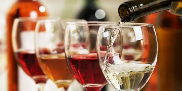Un invito a brindare alle imminenti feste con il vino lombardo e un brindisi a un 2026 che si preannuncia impegnativo ma anche ricco di sfide per le oltre 3.000 cantine regionali. Questi i punti salienti della conferenza stampa tenuta dagli assessori Alessandro Beduschi (Agricoltura, Sovranità alimentare e Foreste) e Debora Massari (Turismo, Moda e Marketing territoriale), assieme a Giovanna Prandini, presidente di AsCoViLo