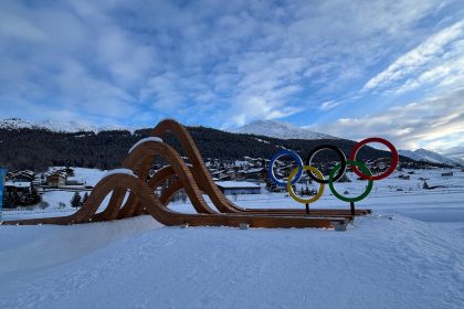 il simbolo a 5 cerchi delle Olimpiadi fotografato a Livigno in occasione dell'arrivo della Fiamma Olimpica
