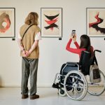 Due visitatori che guardano un quadro: presentata la web app dell’ADI Design Museum di Milano