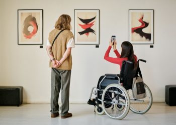 Due visitatori che guardano un quadro: presentata la web app dell’ADI Design Museum di Milano