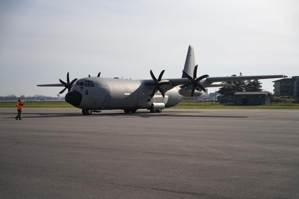 A bordo di un C-130 dell’Aeronautica Militare atterrato all’aeroporto di Milano-Linate, sono rientrate in Italia le salme di cinque cittadini italiani deceduti nella tragedia di Crans-Montana
