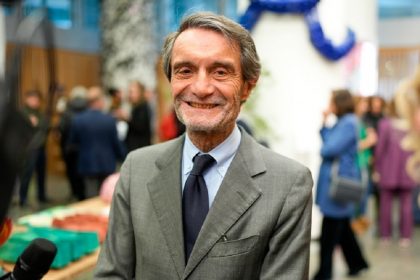 Il presidente Attilio Fontana presente all'arrivo della Fiamma olimpica a Varese