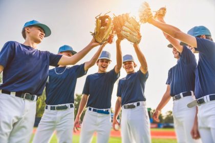 Si gioca per strada, nelle piazze, nei parchi, senza attrezzature: è il baseball a cinque, che ha unito Regione Lombardia, Fibs e Comune di Rozzano (Milano).