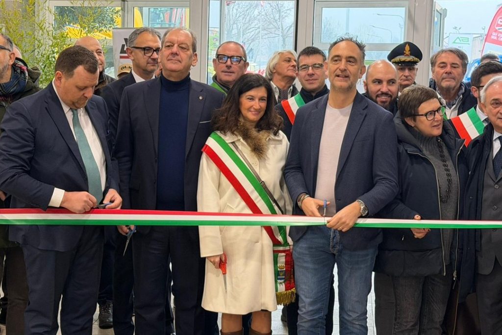 L'assessore Beduschi taglia il nastro inaugurale di Bovimac 2026, autentica vetrina della zootecnia, a Gonzaga