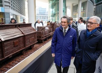 Il Governatore della Lombardia, Attilio Fontana, oggi in piazza Città di Lombardia in occasione della presentazione del treno di cioccolato piu lungo al mondo. A una domanda dei giornalisti, che sottintendeva la presenza di agenti ICE a Milano, non ha inteso confermare la presenza di tali agenti, in quanto non in possesso di informazioni al riguardo.