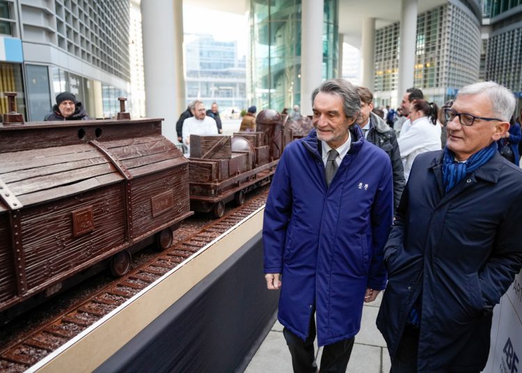 Il Governatore della Lombardia, Attilio Fontana, oggi in piazza Città di Lombardia in occasione della presentazione del treno di cioccolato piu lungo al mondo. A una domanda dei giornalisti, che sottintendeva la presenza di agenti ICE a Milano, non ha inteso confermare la presenza di tali agenti, in quanto non in possesso di informazioni al riguardo.