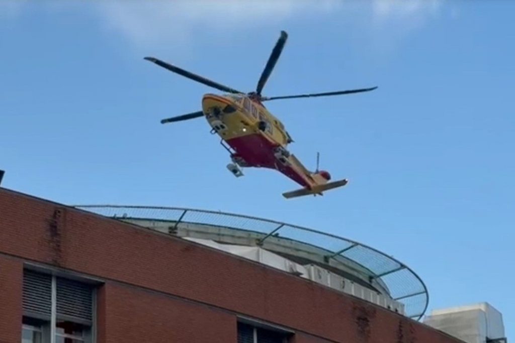 Elicottero che atterra a Niguarda dove sono ricoverati i feriti di Crans-Montana per accogliere i quali i vertici sanitari hanno illustrato le misure organizzative