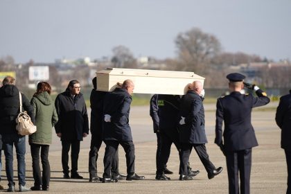 A bordo di un C-130 dell’Aeronautica Militare atterrato all’aeroporto di Milano-Linate, sono rientrate in Italia le salme di cinque cittadini italiani deceduti nella tragedia di Crans-Montana