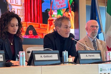 assessore Fermi durante intervento alla alla conferenza di presentazione della centesima edizione del Carnevale canturino