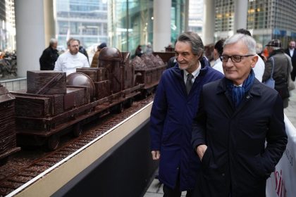 Il presidente della Regione Lombardia durante la proclamazione del Guinness World Record del treno di cioccolato più lungo: l’evento in Piazza Città di Lombardia