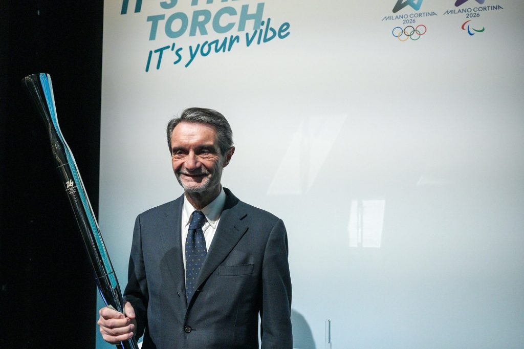 Il presidente della Regione Lombardia, Attilio Fontana, con la torcia della Fiamma olimpica entrata, mercoledì 14 gennaio 2026, a Varese e in Lombardia