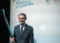 Il presidente della Regione Lombardia, Attilio Fontana, con la torcia della Fiamma olimpica entrata, mercoledì 14 gennaio 2026, a Varese e in Lombardia