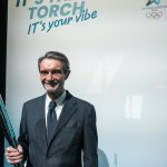 Il presidente della Regione Lombardia, Attilio Fontana, con la torcia della Fiamma olimpica entrata, mercoledì 14 gennaio 2026, a Varese e in Lombardia