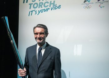 Il presidente della Regione Lombardia, Attilio Fontana, con la torcia della Fiamma olimpica entrata, mercoledì 14 gennaio 2026, a Varese e in Lombardia