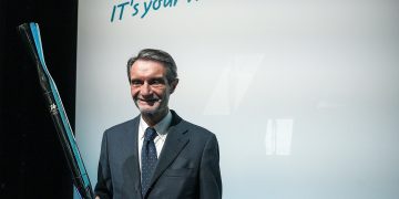 Il presidente della Regione Lombardia, Attilio Fontana, con la torcia della Fiamma olimpica entrata, mercoledì 14 gennaio 2026, a Varese e in Lombardia