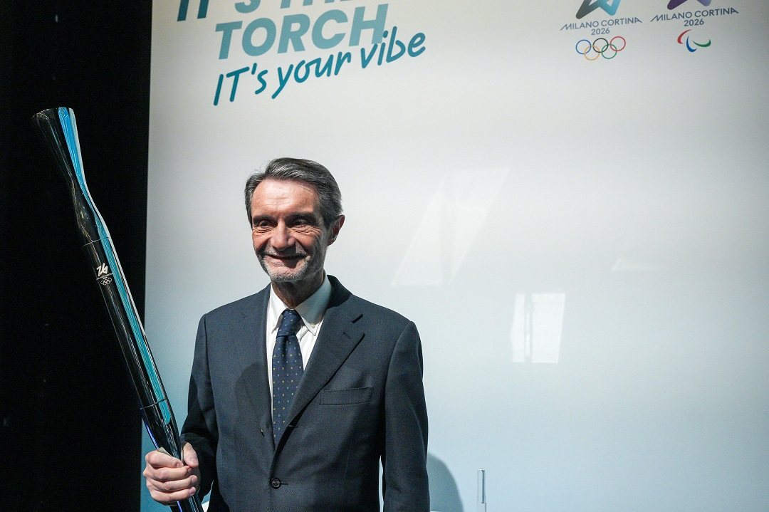 Il presidente della Regione Lombardia, Attilio Fontana, con la torcia della Fiamma olimpica entrata, mercoledì 14 gennaio 2026, a Varese e in Lombardia