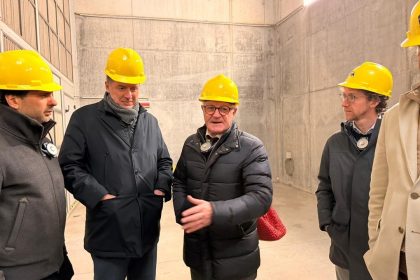 Il sottosegretario Invernizzi durante la visita al supercomputer Eni di Ferrera Erbognone (Pavia)