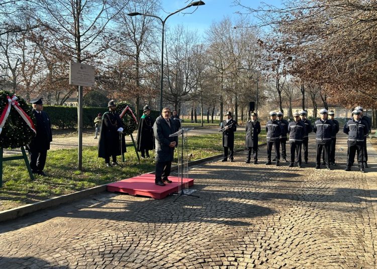 In foto l’assessore regionale alla Sicurezza e Protezione civile, Romano La Russa, durante il suo intervento alla cerimonia per la commemorazione della scomparsa dell’agente di Polizia locale Nicolò Savarino
