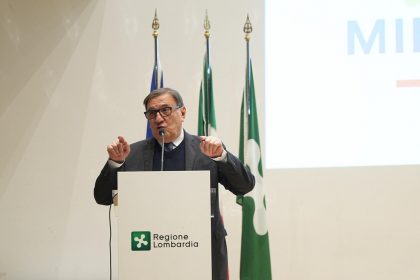 In foto l’assessore regionale alla Sicurezza e Protezione civile Romano La Russa durante il suo intervento nel corso dell’Hackathon 2025 dedicato al cyberbullismo