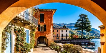 Al Palazzo del ghiaccio di Milano l'edizione 2026 del 'Forum internazionale del turismo' organizzato dal Ministero in collaborazione con Enit. La sfida dellell'Italia da scoprire: borghi (in foto Mandello del Lario, Lecco), saper fare e tradizioni.