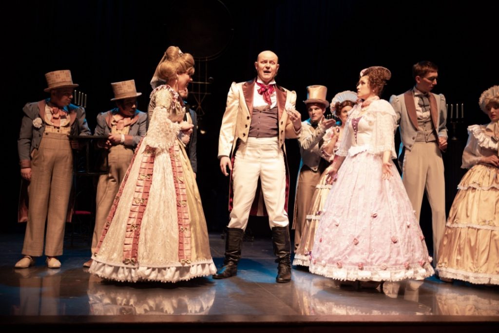 Un’opera lirica (in foto un'immagine simbolica di una scena) originale pensata per celebrare i valori delle Olimpiadi e Paralimpiadi Invernali Milano Cortina 2026: ‘I Giochi di Orobea'.