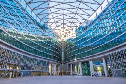 La piazza Città di Lombardia ospiterà l'impresa record del treno di cioccalto che punta al Guinnes dei primati come opera più lunga. Domenica 25 gennaio aperto anche il Belvedere 'Berlusconi'