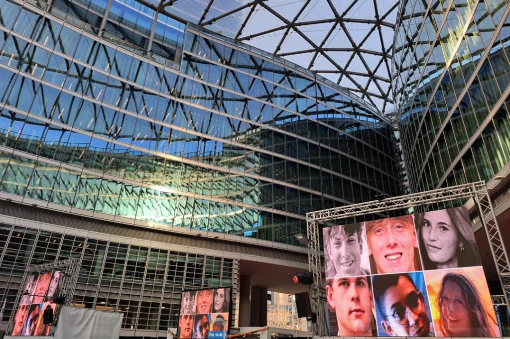 Palazzo Lombardia, in concomitanza della celebrazione delle esequie, ha reso omaggio alle giovani vittime di Crans-Montana