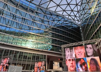 Palazzo Lombardia, in concomitanza della celebrazione delle esequie, ha reso omaggio alle giovani vittime di Crans-Montana