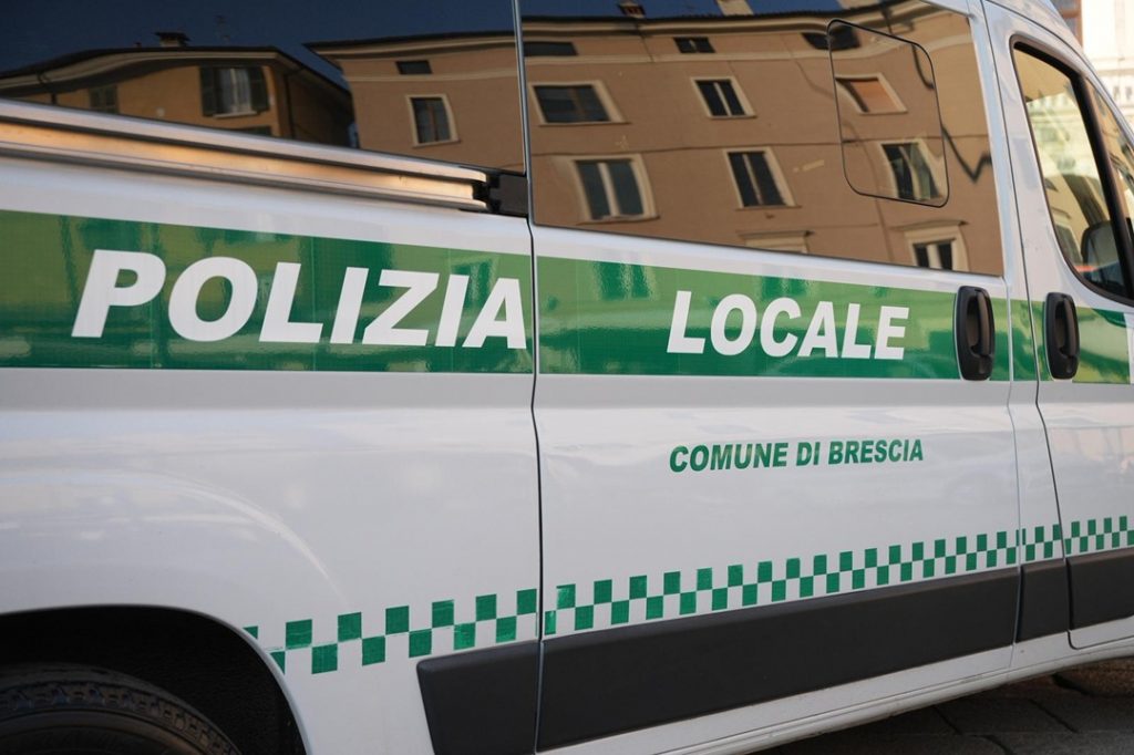 In foto un mezzo di Polizia locale al centro del nuovo bando 2027 dedicato alle dotazioni tecnico strumentali